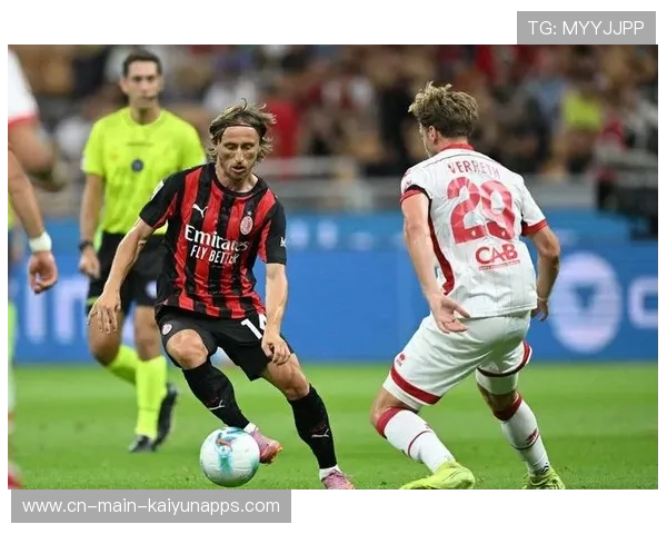 AC米兰借助边路牵扯打开防守,中场串联更稳