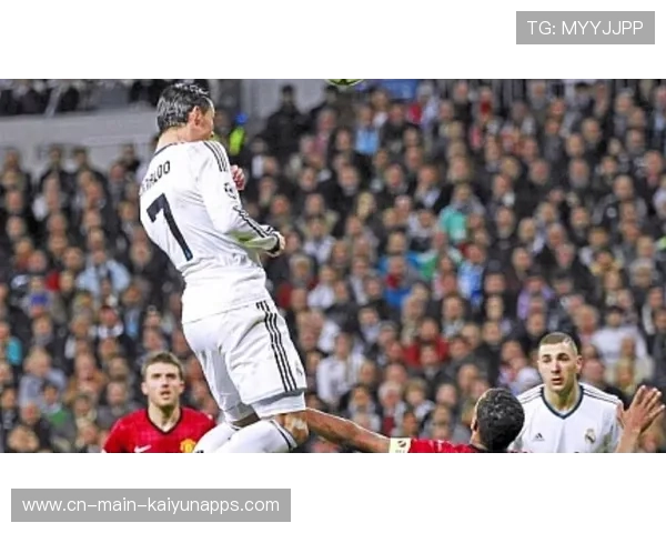 C罗争顶头球极具压迫力：肌力与时机的完美协奏